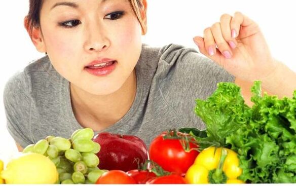 Neska japoniarrak dieta bat aukeratzeko produktuak aukeratzen ditu