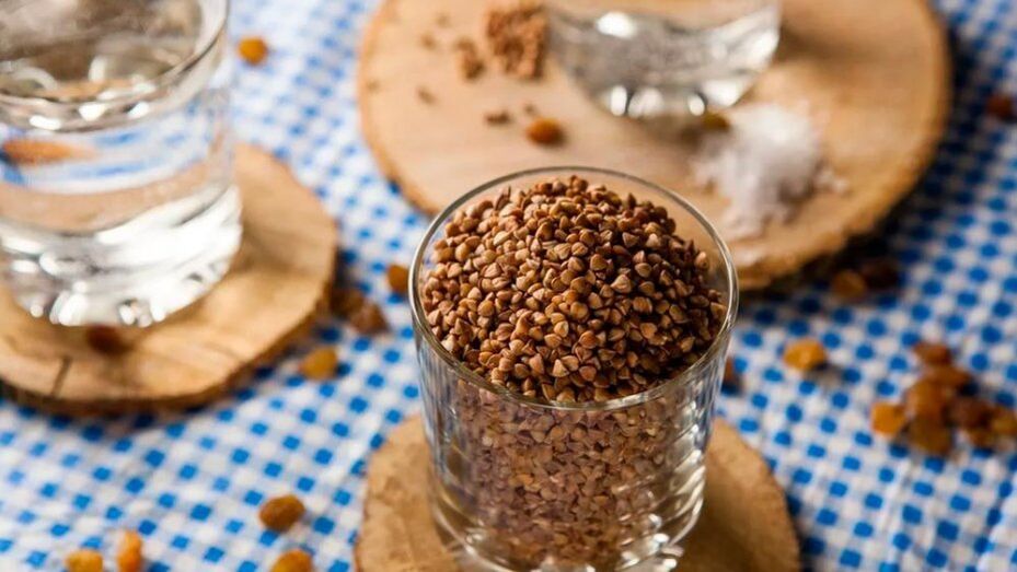 Buckwheat edalontzi batean